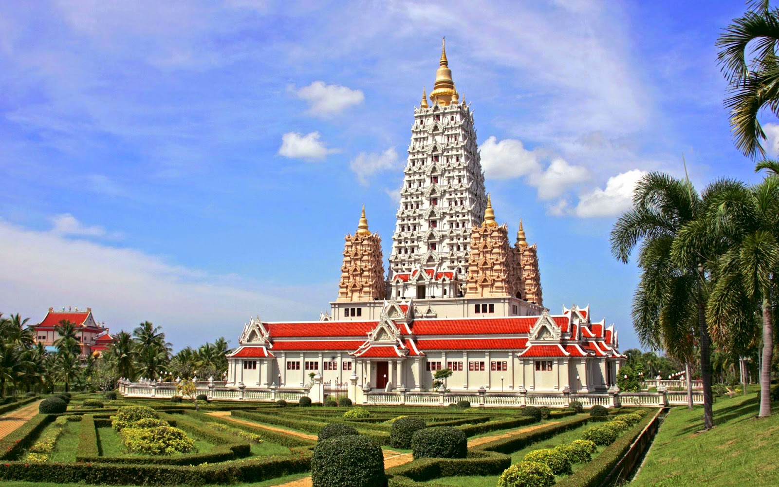  tourist attractions in Pattaya-Yannasangwararam Temple is symbolic of Thai architecture
